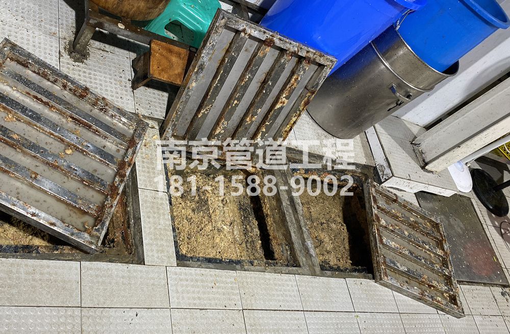 278八卦洲城管中队食堂隔油池清理